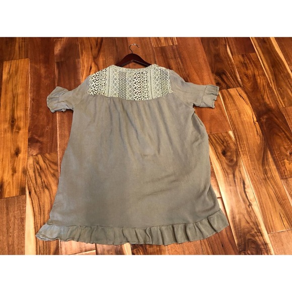 Boutique Small Top - Flowy with Lace - Soft Green - Picture 4 of 5